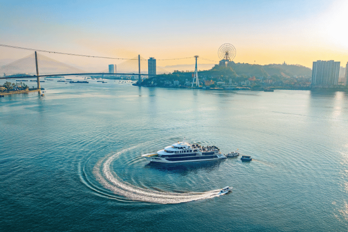 Giá thuê du thuyền Hạ Long mới nhất 2025 1 giá thuê du thuyền Hạ Long